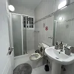 Modern Spacious Penthouse In דירה *