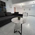 Modern Spacious Penthouse In דירה *