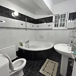 Modern Spacious Penthouse In דירה *